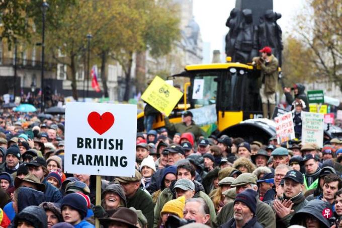 反对百万元农场须缴遗产税 数千名英国农民抗议
