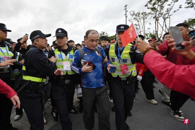 中国男足厦门再战日本队 球迷现场捉“汉奸”