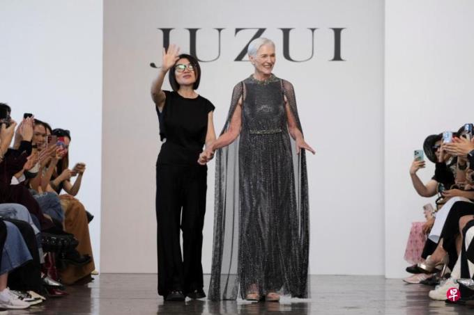 马斯克母亲梅耶在中国人气高