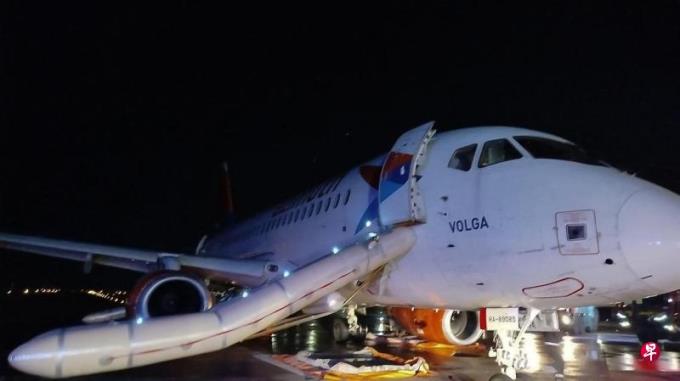 俄制客机降落后发动机起火 机上95人安全脱险