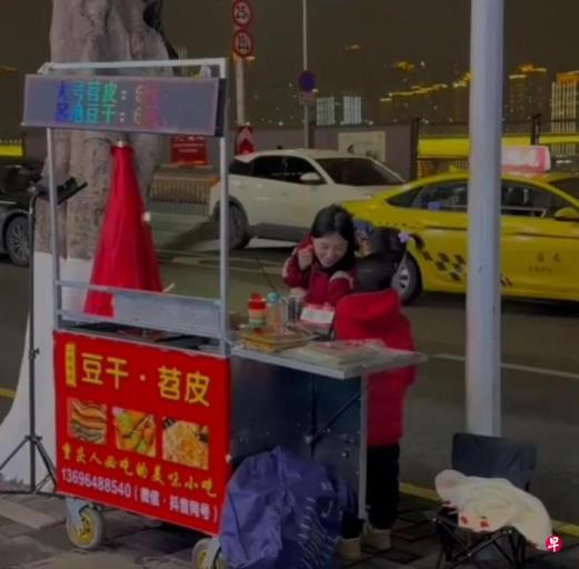 重庆女子直播卖烧烤为先心病儿子筹医药费 一天获30万人民币