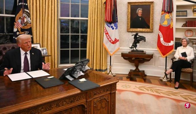 美国南部边境进入紧急状态 驱逐无证移民