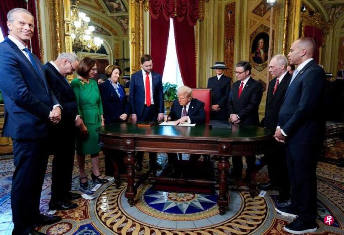 特朗普一上任就宣布再次退出世卫和巴黎协定