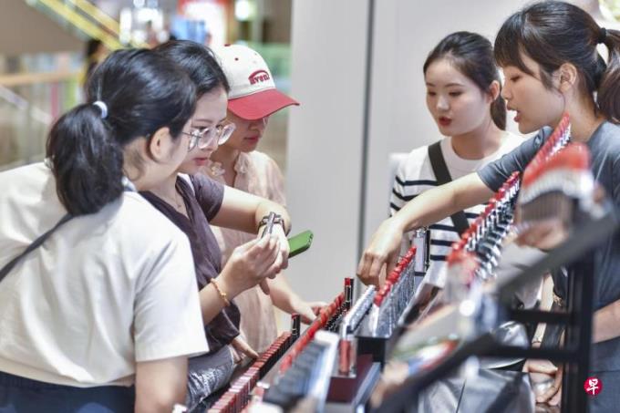 经济放缓削弱消费者信心 去年中国奢侈品销售额预计暴跌20%