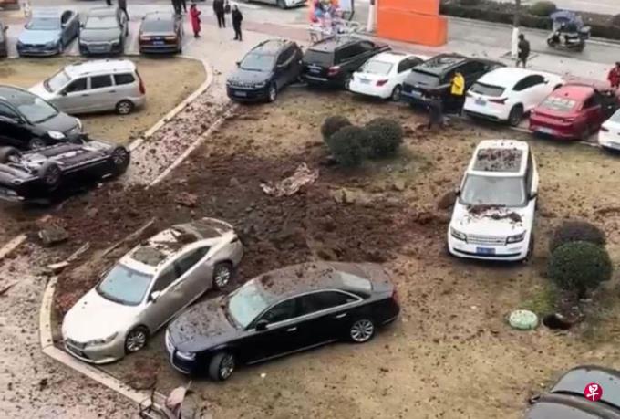 四川顽童往井盖里扔鞭炮 炸坏多辆豪车