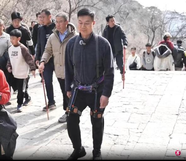 中企开发机器人帮游客爬山 在泰山景区试用