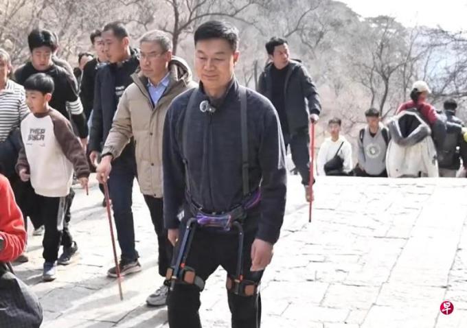 中企开发机器人 助力游客轻松登泰山