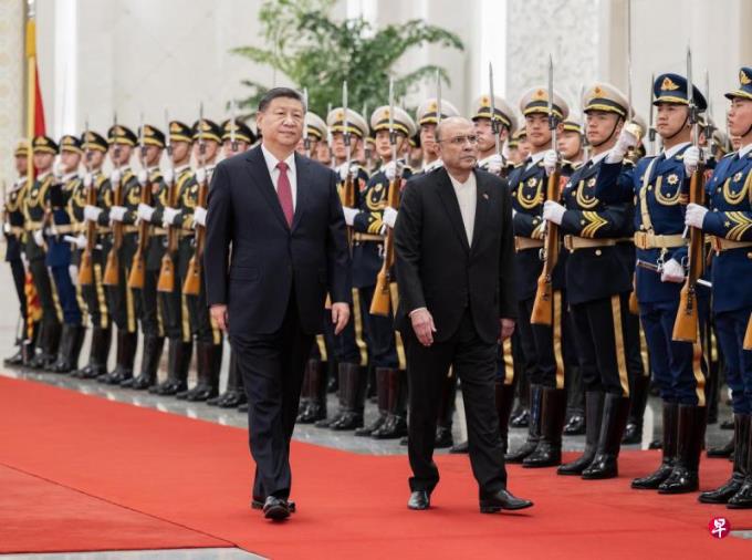 习近平与巴基斯坦总统会谈 愿共同打造中巴经济走廊升级版