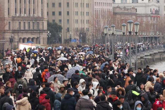中国春节消费电影最热零售餐饮表现不一