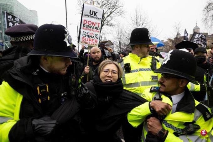 英国民众抗议中国大使馆新址