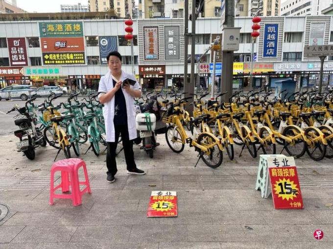 【极现场】深圳兴起地摊按摩 是生计路也是消费坑