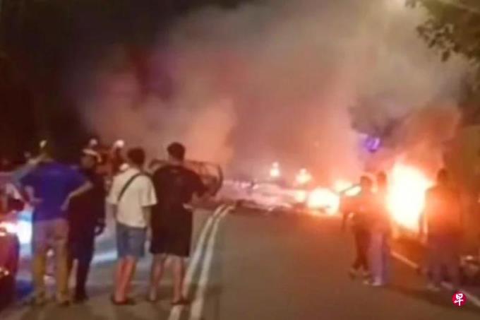 槟城两车相撞后爆燃 八人受伤
