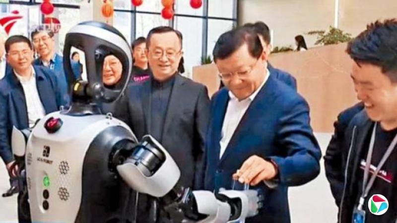 广东省长深圳调研 试乘自动驾驶车与机械人互动递水