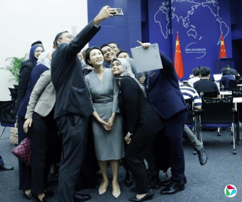 毛宁进驻X平台 分享与中外记者合影