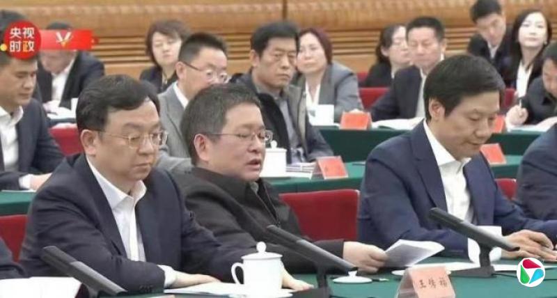 民企座谈会坐姿松弛 中国“晶片首富”虞仁荣引关注