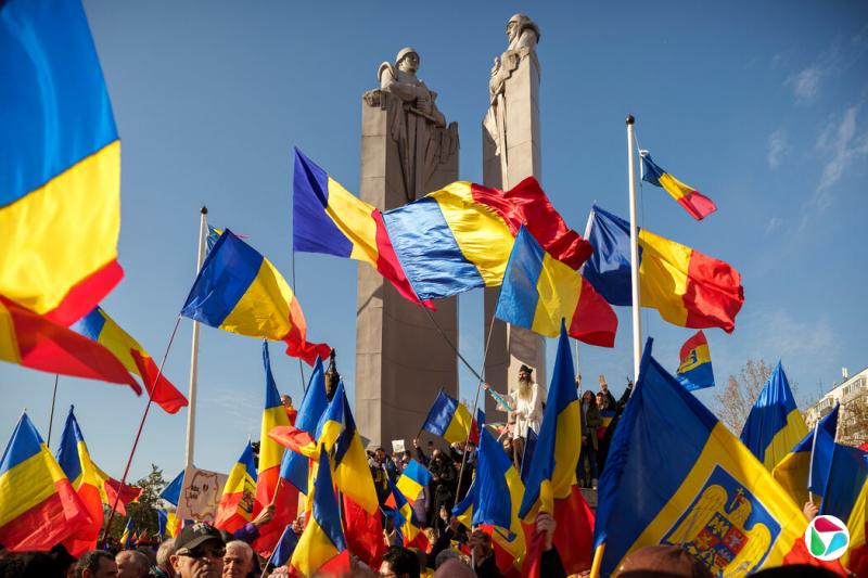 上个月在布加勒斯特举行的集会上,在罗马尼亚总统选举第一轮中领先的卡林·乔治斯库的支持者。