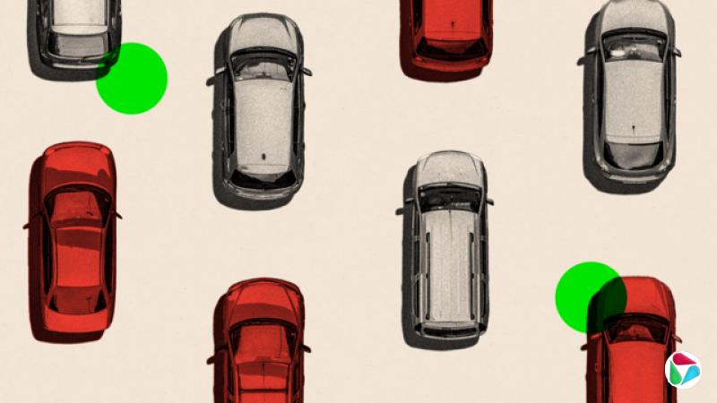 设计图像显示,鸟瞰图显示多架汽车,部分为灰色,部分为红色。