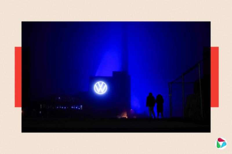 黄昏时分,德国狼堡的大众汽车工厂亮起蓝光