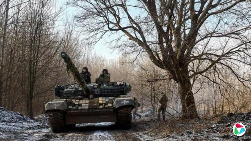 乌克兰陆军第三独立坦克旅的士兵在前线附近操作坦克。