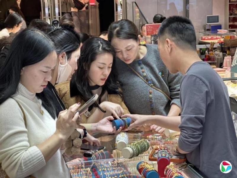 特稿:明星带货玄学加持 水晶走红年轻群