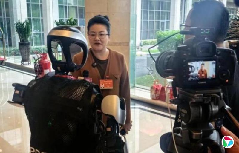 人形机器人“夸父”采访深圳两会