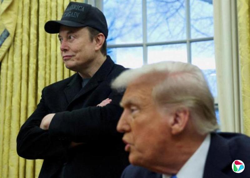 美政府总部播放特朗普吸马斯克脚趾假视频 官方下令彻查