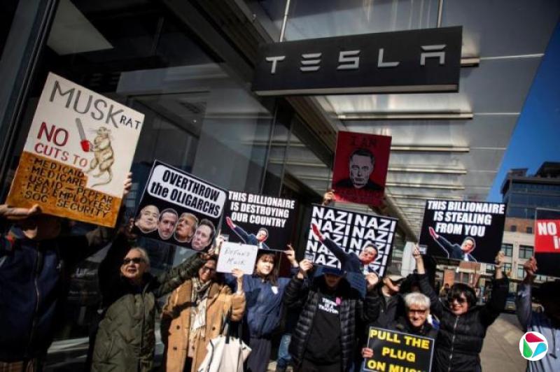 美国多地爆发呼吁“打倒特斯拉”示威活动