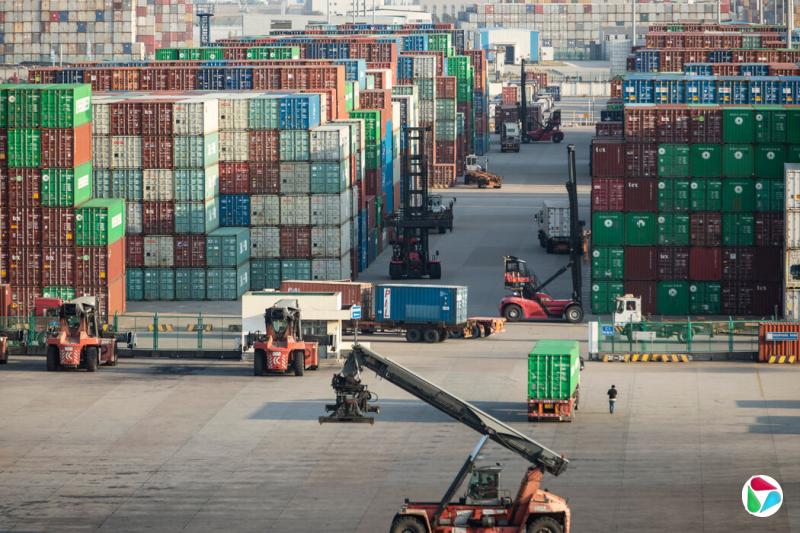 上海附近的洋山港。特朗普把对中国产品加征的10%关税称为“开篇第一炮”。