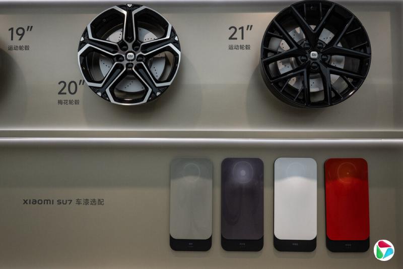 在去年的北京车展上,小米展示了其首款汽车SU7的设计元素。