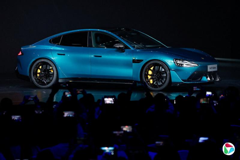 周四,小米公司在北京举行的一次活动上展示了其新型电动汽车SU7 Ultra,同时还展示了其最新智能手机的高端版本。