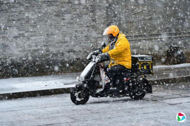 外卖员在暴雪里继续工作