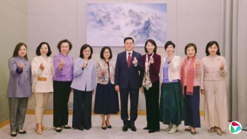 李家超夫妇妇女节与香港七名女高官合影