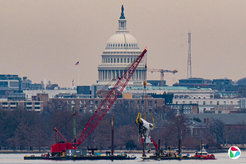 弗吉尼亚州阿灵顿罗纳德·里根国家机场附近的波托马克河,一台起重机正在清理1月坠毁的美国航空公司飞机残骸。
