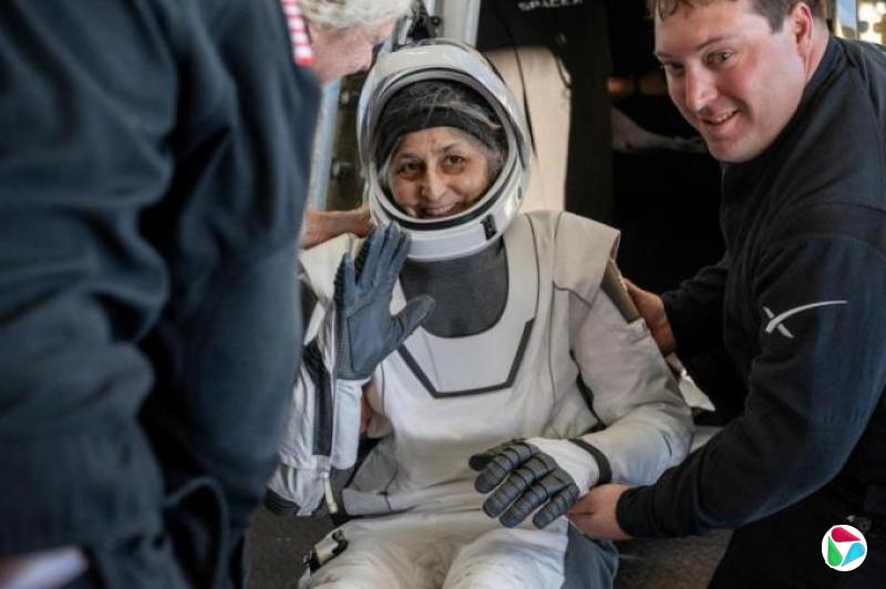 滞留太空九个多月 NASA宇航员成功返回地球