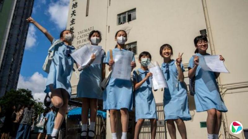 2023年7月11日,香港学生们手举中学分配结果跳跃拍照