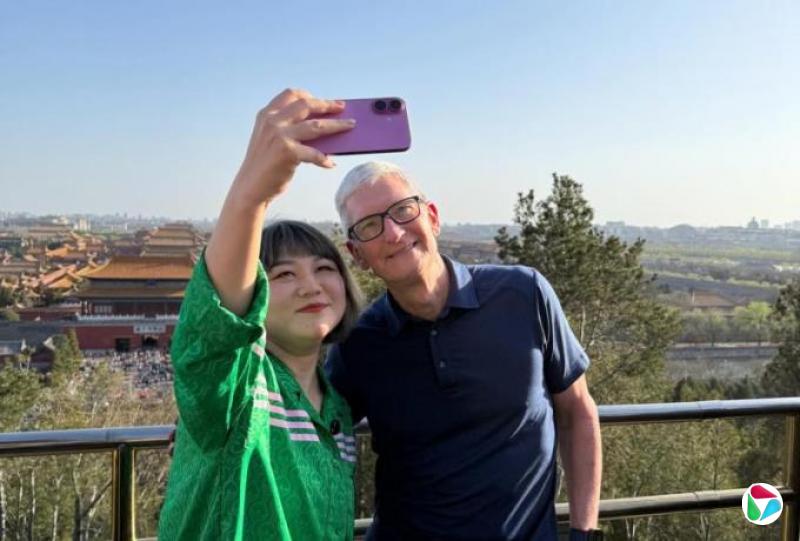 时隔四个月 苹果总裁库克现身北京爬景山公园看音乐演出