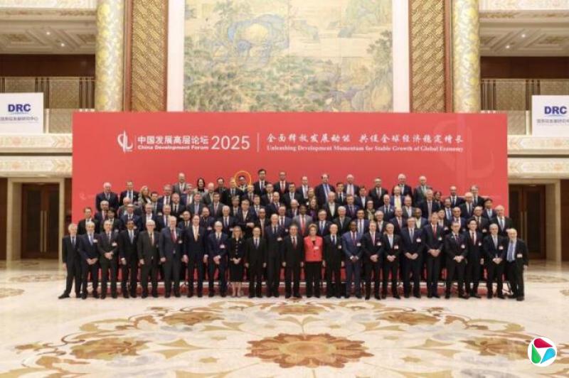 李嘉诚次子李泽楷出席论坛 与李强同场大合照