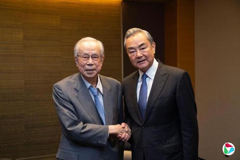 会日前首相福田康夫 王毅吁维护好中日关系的政治和民意基础