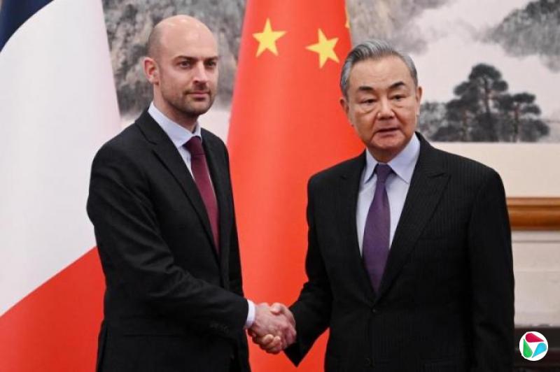 法国外长访华 呼吁建立强有力的法中关系