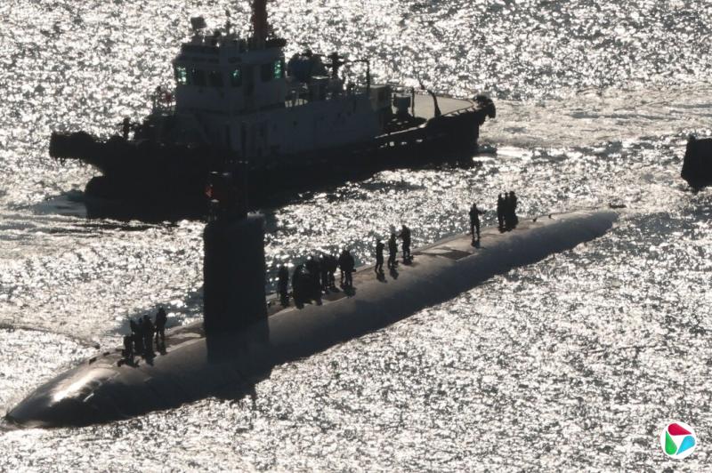 停靠在韩国海军基地的美国核动力潜艇“亚历山德里亚”号,摄于今年2月。