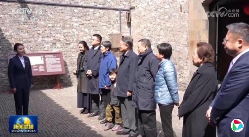 江泽民子孙江绵恒江志成等参观扬州故居