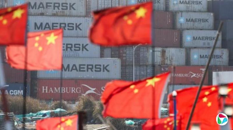 中国的国旗在集装箱港口飘扬