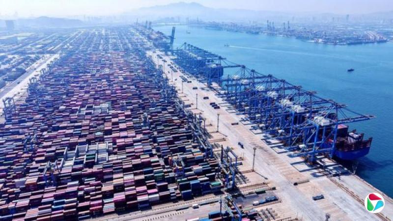 中国山东省青岛港的货船在装卸外贸货柜