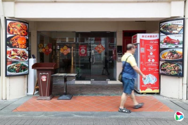 贴告示向美国食客收104%附加费 牛车水餐馆称遭恶作剧