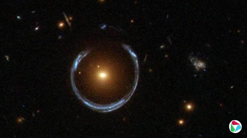 遥远的蓝马蹄星系的影像,被它前方的亮红星系放大