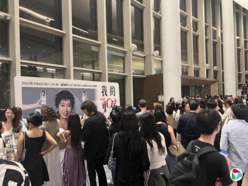 中国脱口秀复苏 滔滔笑浪溢海外