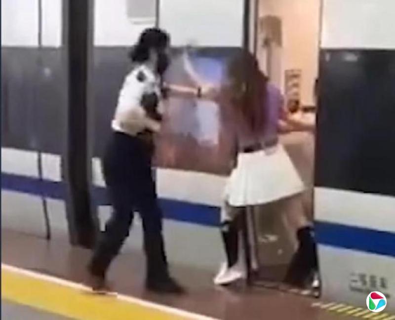深圳用身体阻止列车关门女子被行拘