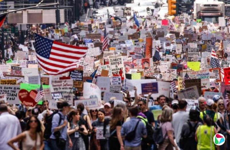 美国多地爆发示威集会反对特朗普