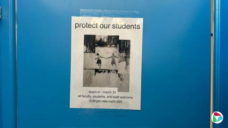 乔治城大学卫生间隔间上的传单