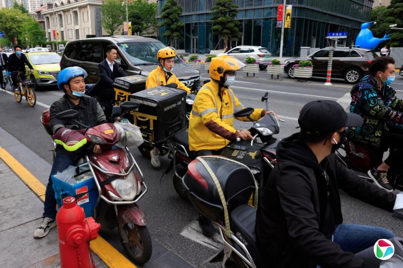 2021年4月,上海,身着黄色衣服的美团外卖骑手。